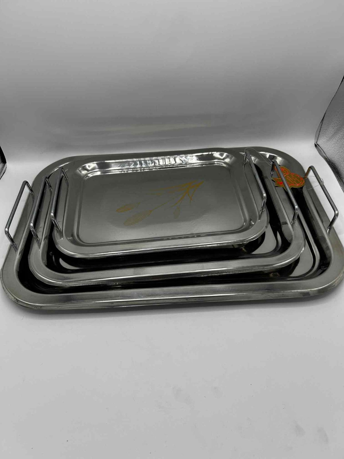 tray
serving dishes
serving tray