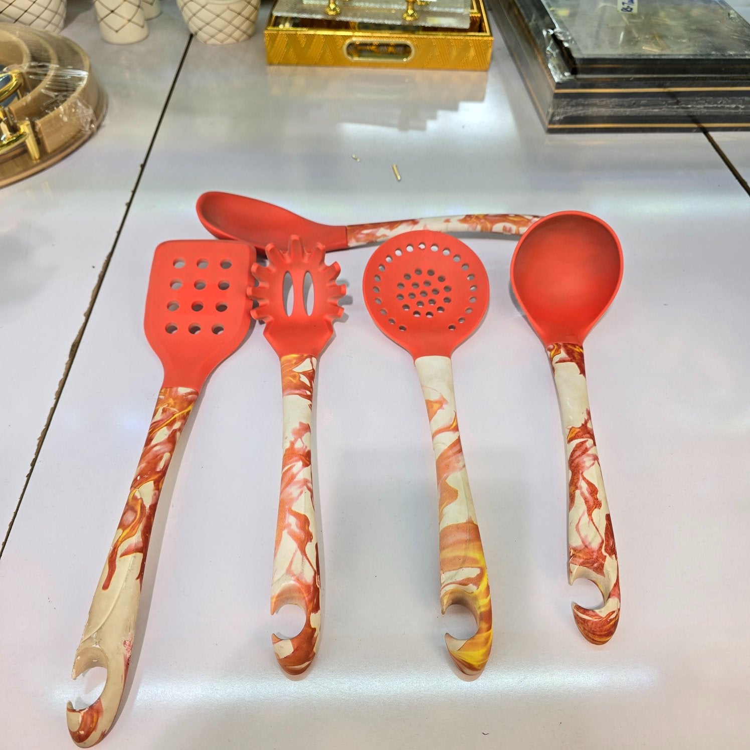 cutlery 
dinner set 
dinner ware 
crockery set 
cutlery set 
kitchen items
accessories
kitchen utensils
silicone kitchen utensils