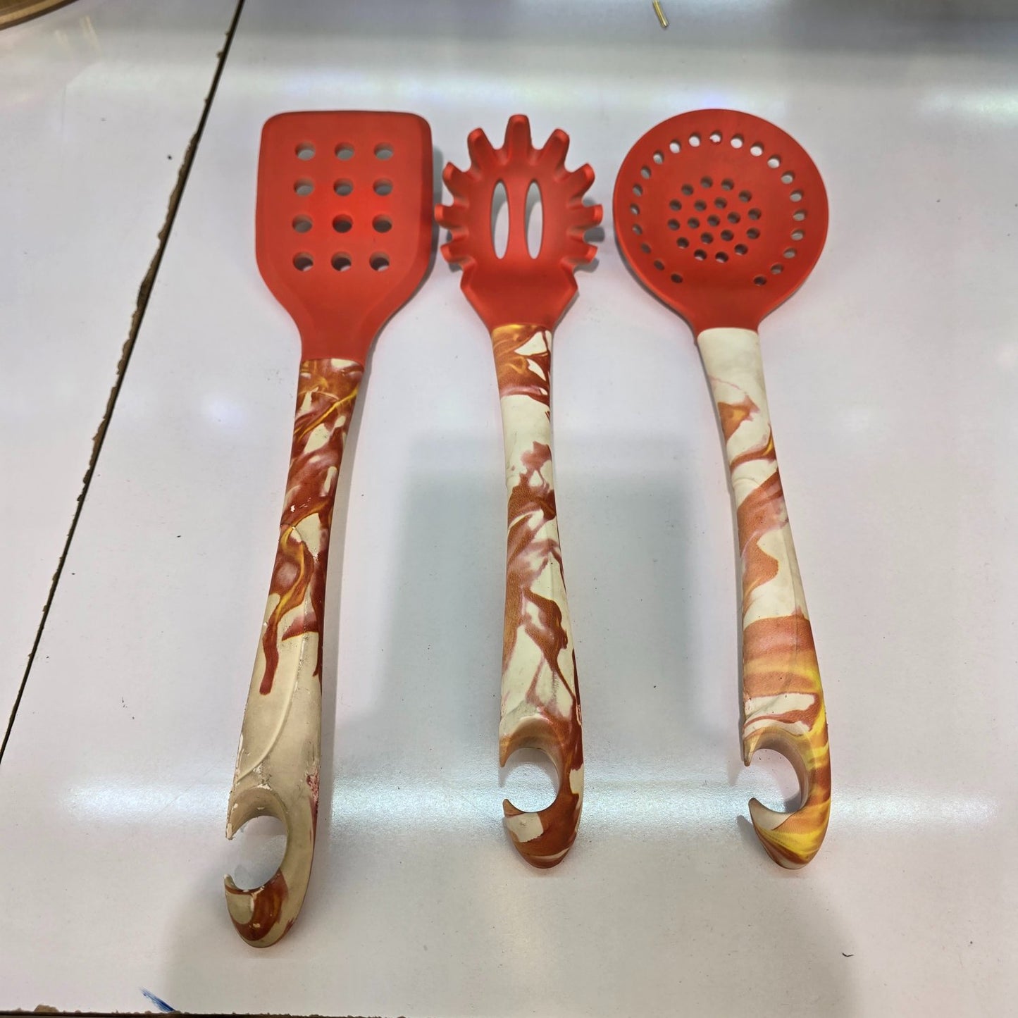 cutlery 
dinner set 
dinner ware 
crockery set 
cutlery set 
kitchen items
accessories
kitchen utensils
silicone kitchen utensils