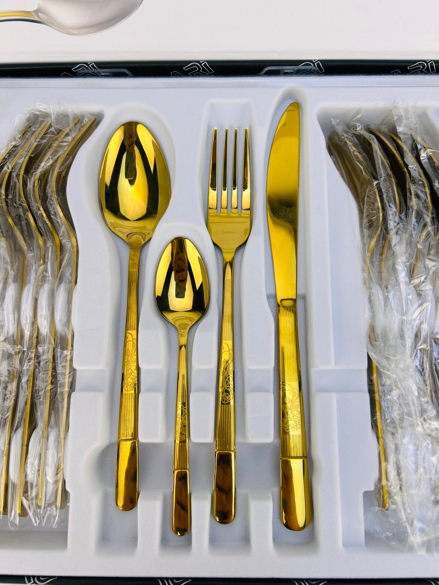 cutlery, dinner set, dinner ware, crockery set, cutlery set, kitchen items, accessories, spoons, kitchen utensils
